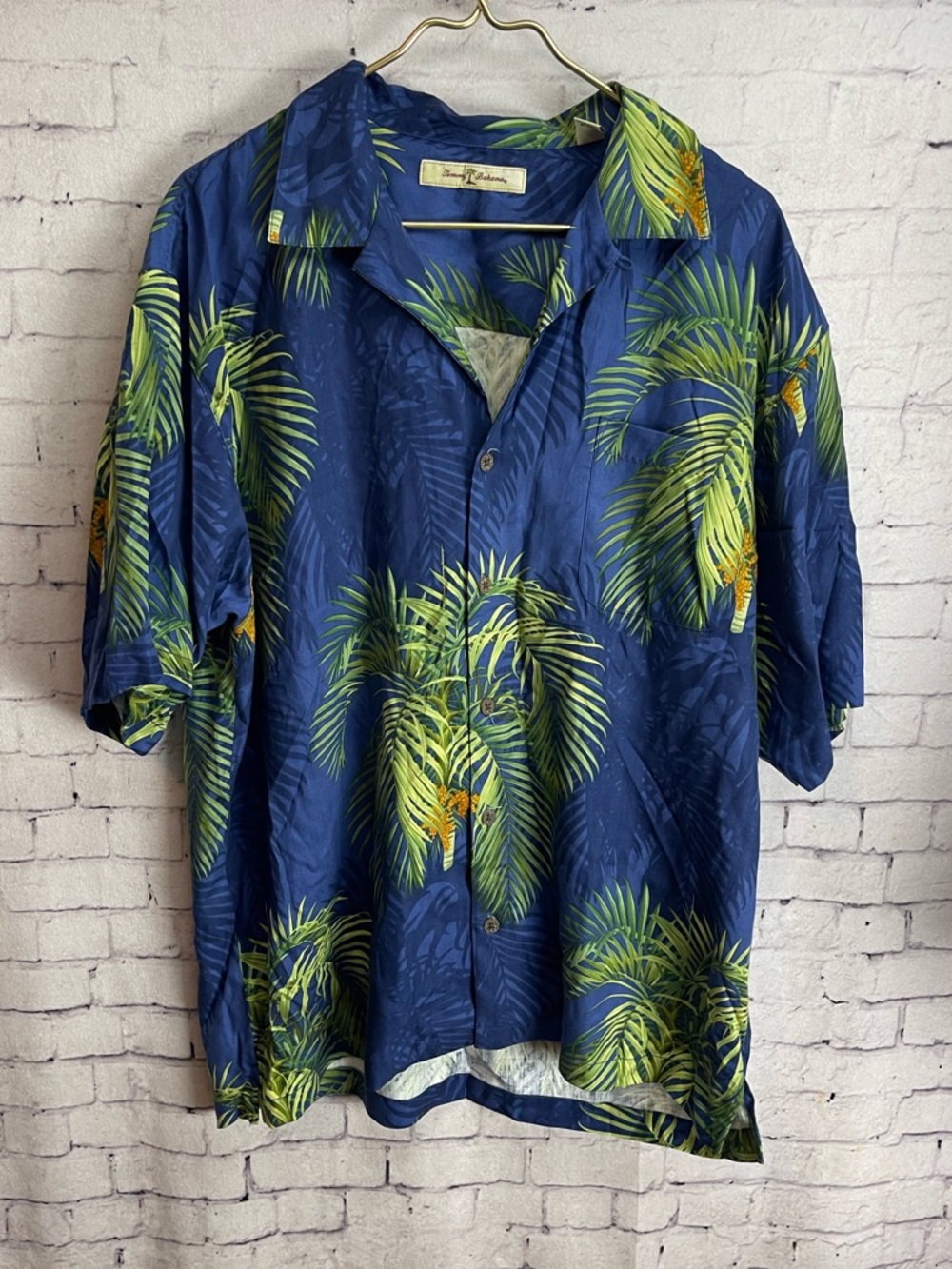 Tommy Bahama men’s size large blue short sleeve silk shirt